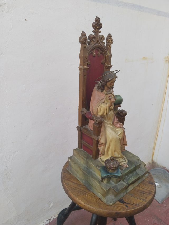 Cristo Rey entronizado: Estatua