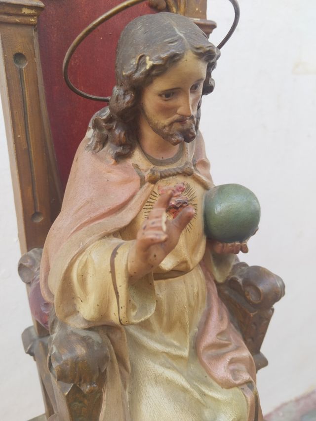 Cristo Rey entronizado: Estatua