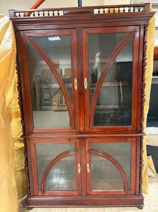 Vitrina antigua madera rojiza 