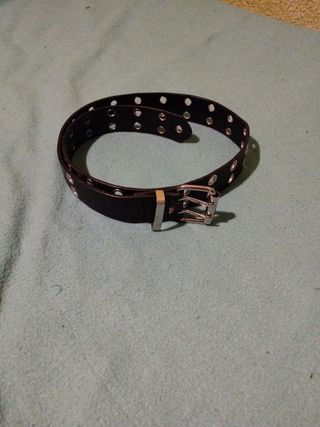 Cinturón negro con agujeros