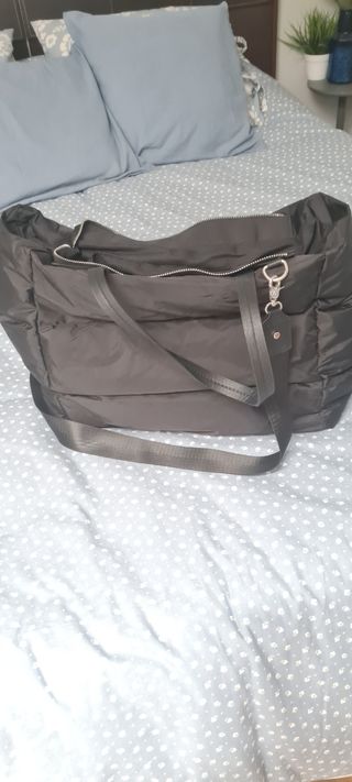 Bolso negro acolchado grande