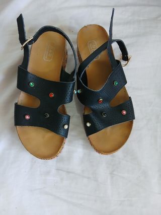 Sandalias H&D negras y multicolor