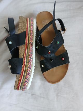 Sandalias H&D negras y multicolor