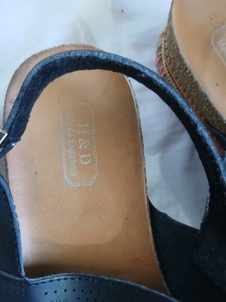 Sandalias H&D negras y multicolor