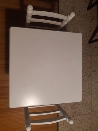 Mesa infantil blanca + 2 sillas