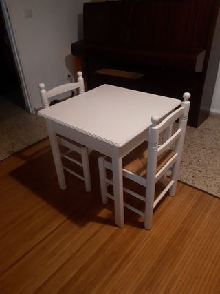 Mesa infantil blanca + 2 sillas