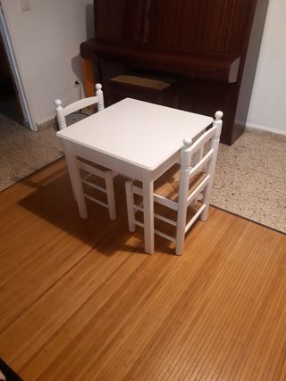 Mesa infantil blanca + 2 sillas