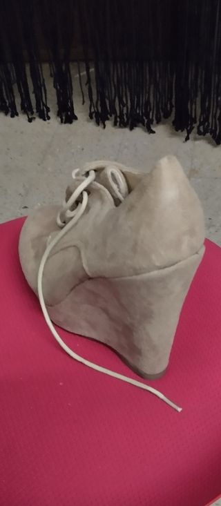 Botín beige de ante con cordones