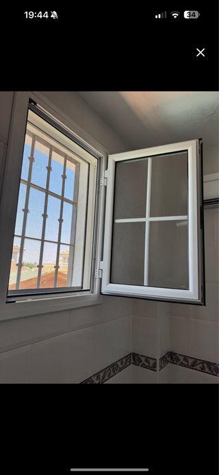 Ventana aluminio blanca