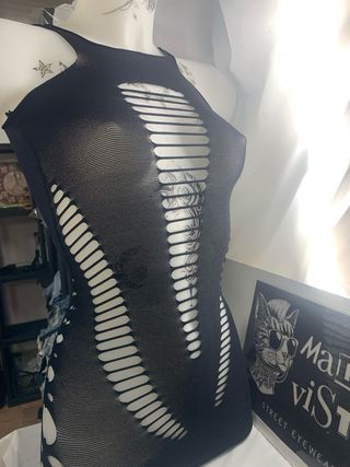 Vestito nero in rete