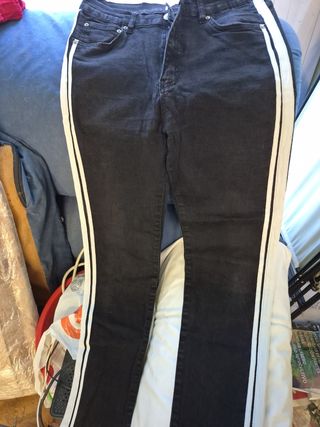 Pantalones negros con rayas
