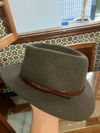 Sombrero gris oscuro c/banda marrón
