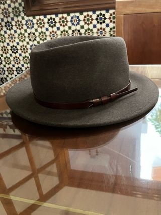 Sombrero gris oscuro c/banda marrón