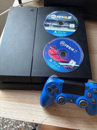 PS4 (PlayStation 4) + FIFA 16 y FIFA 19 y cables