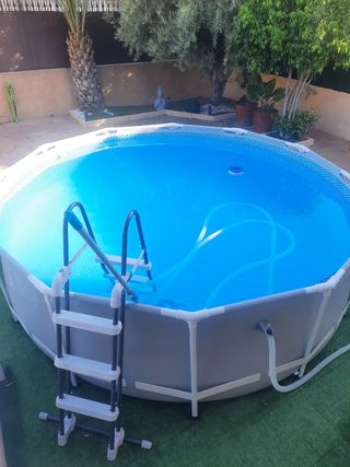 Piscina con césped y accesorios d limpieza includo