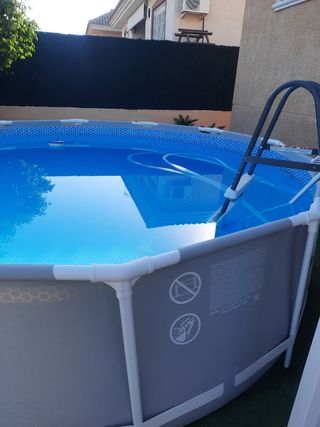 Piscina con césped y accesorios d limpieza includo
