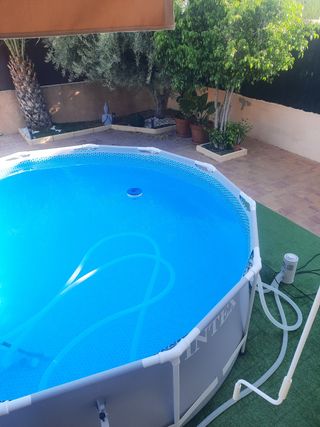 Piscina con césped y accesorios d limpieza includo