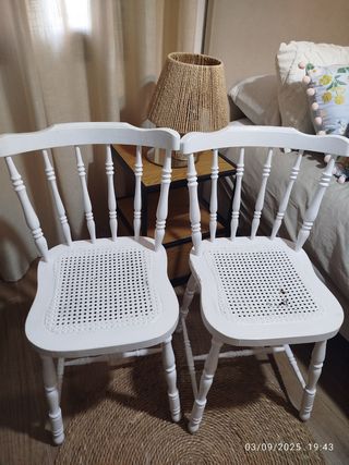 Las dos sillas, una tiene rota mimbre pero se pued