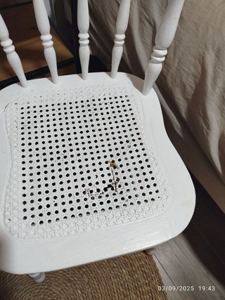 Las dos sillas, una tiene rota mimbre pero se pued