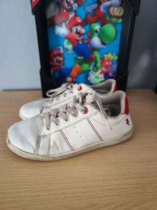 Zapatillas blancas y rojas niño