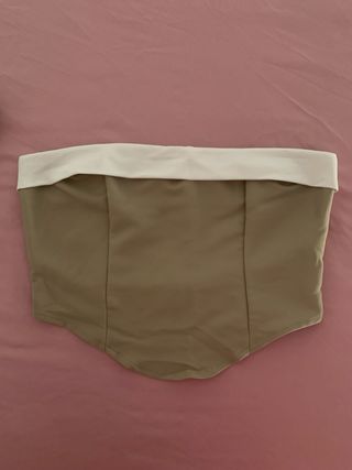 Top corto beige y blanco