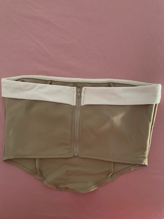 Top corto beige y blanco