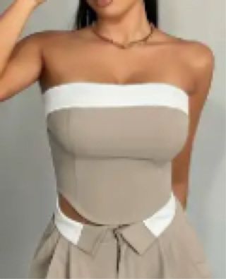 Top corto beige y blanco