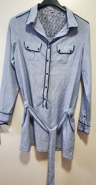Camisa azul a rayas