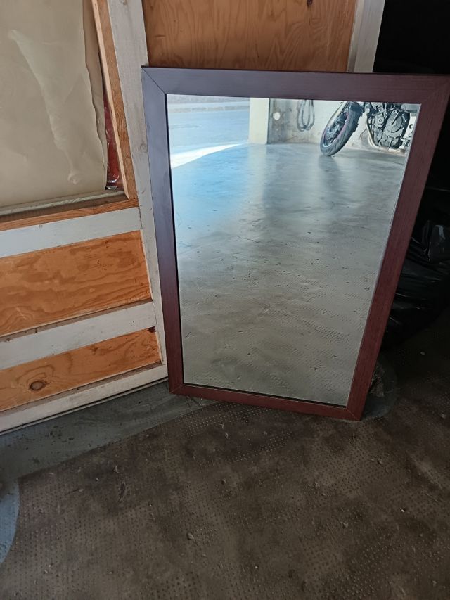 Espejo marrón de madera