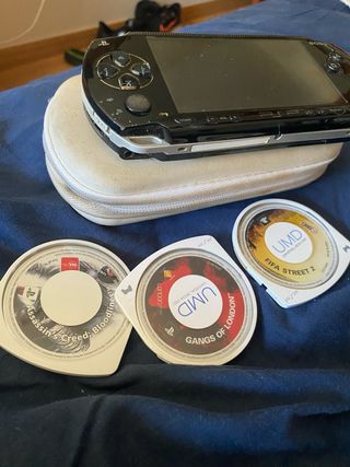 PSP 2000 Sony - Negra y Plateada