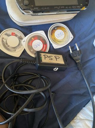 PSP 2000 Sony - Negra y Plateada