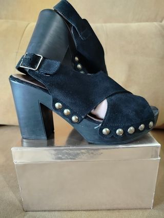 Zapatos negros tacón mediano