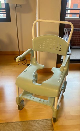 Silla de ruedas higiénica
