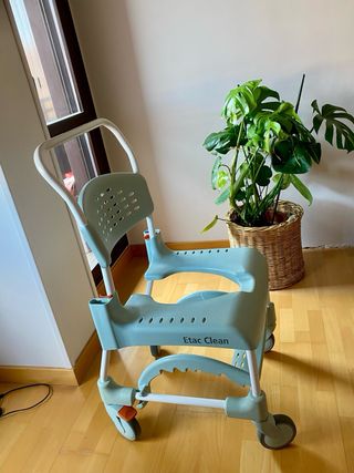 Silla de ruedas higiénica
