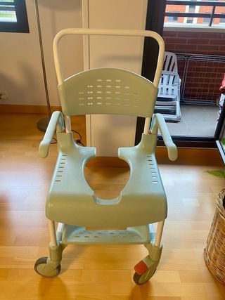 Silla de ruedas higiénica
