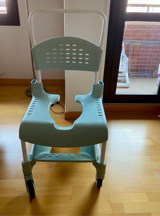 Silla de ruedas higiénica
