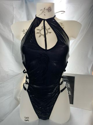 Body in latex nero