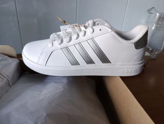 Zapatillas Adidas blancas y plateadas