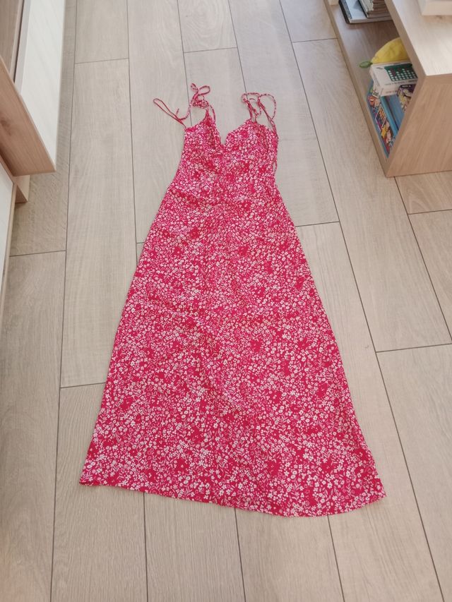 Vestido largo rojo con flores
