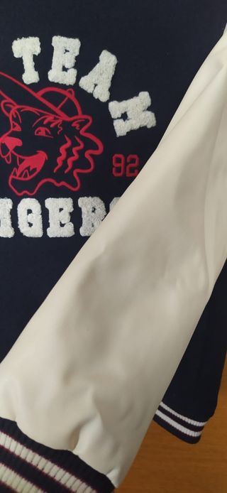 CHAQUETA  BOMBER niño con mangas en polipiel .