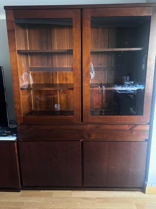 Vitrina madera oscura con cristal
