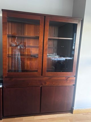 Vitrina madera oscura con cristal