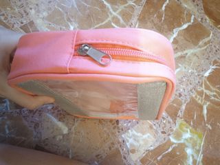 Neceser rosa con purpurina.