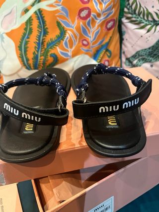 Sandali Miu Miu neri e blu