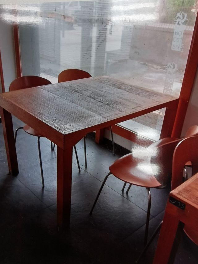 Mesa de comedor de madera
