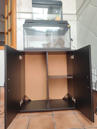 Accessori per acquari: ghiaia, piante e armadio