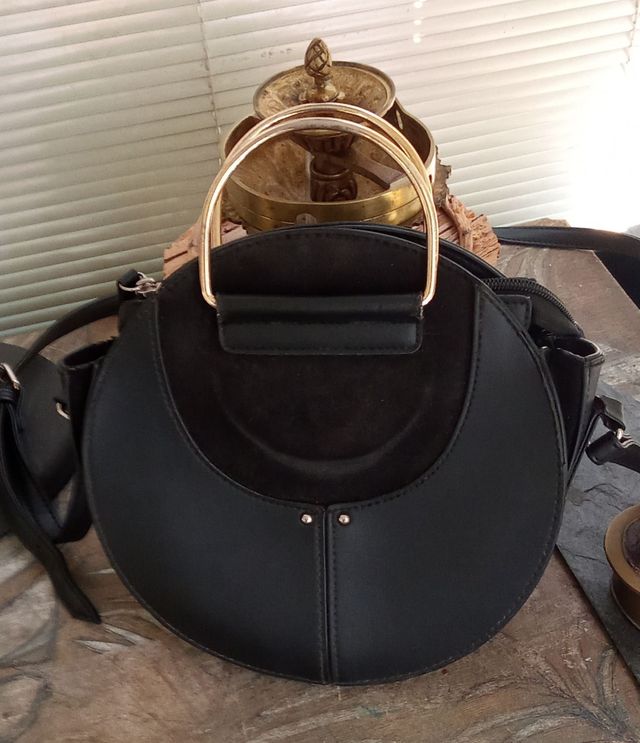 48h
Bolso negro con asas doradas