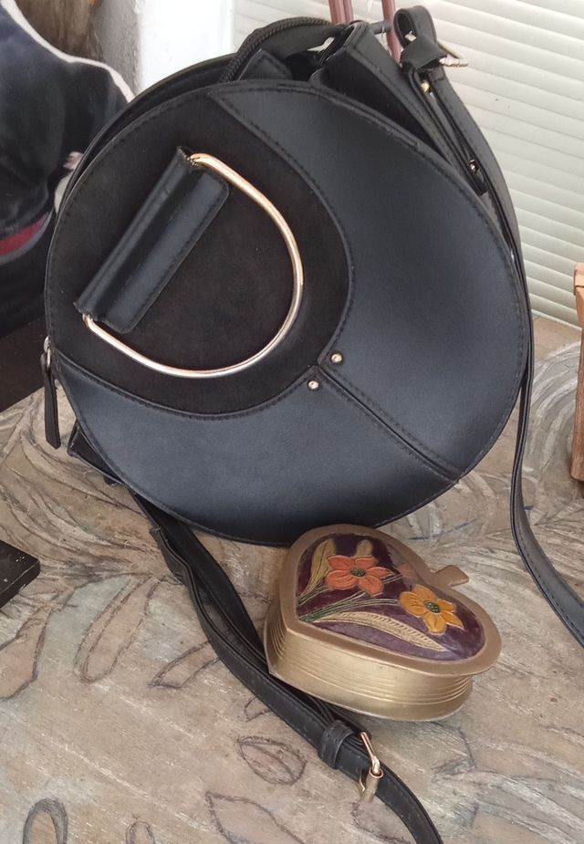 48h
Bolso negro con asas doradas