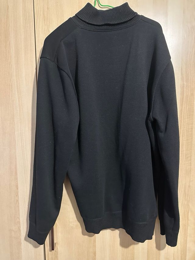 Suéter cuello alto negro