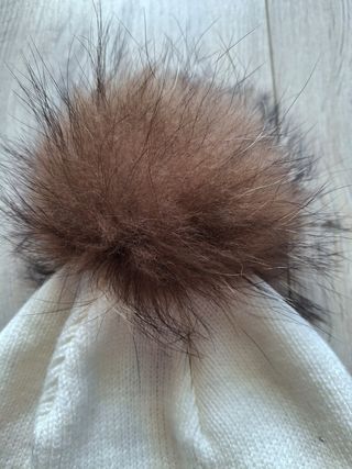 Gorro invierno blanco pompón marrón